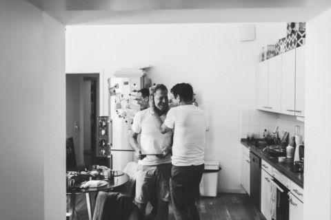 Dialog zwischen Bräutigam und Trauzeuge als Schwarz-weiß Foto