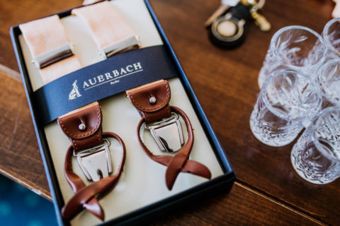 Hochzeitsfotografie: Hosenträger und Scotch