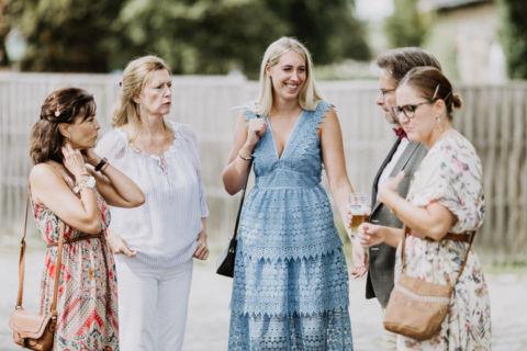 Gäste mit Hochzeitspaar - Hochzeitsfotograf Berlin