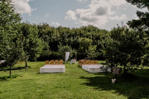 Hochzeitsfotograf Berlin: Sitzreihen vor der Trauung