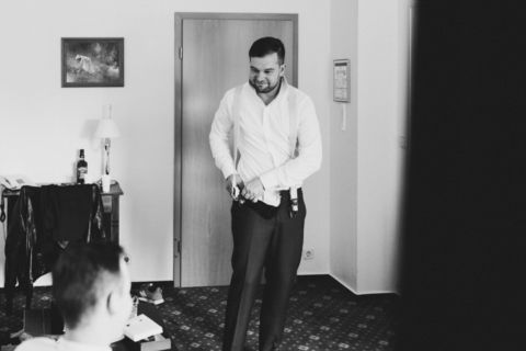 Hochzeitsfotos Bräutigam mit Hochzeitsanzug