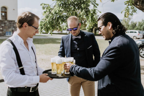 Hochzeitsfotograf Berlin: Hochzeitsgäste genießen ein Bier