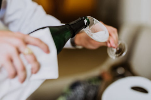 Hochzeitsfotografie: Champagner eingießen