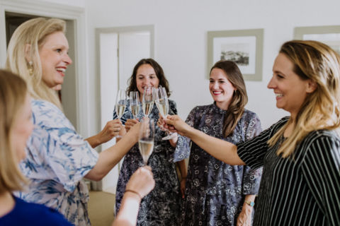 Hochzeitsfotografie Berlin: Brautjungfern stoßen mit Champagner an