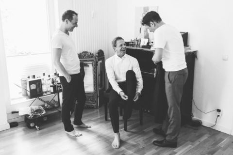 Smokinganprobe vor der Hochzeit - Fotoaufnahme