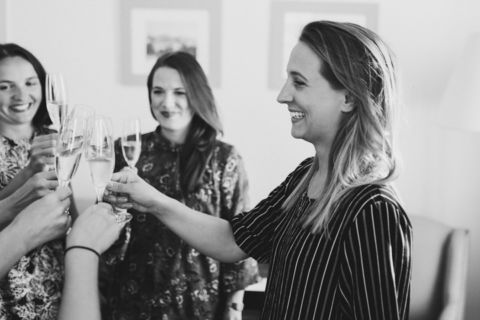 Hochzeitsfotografie Berlin: Anstoßen mit Champagner