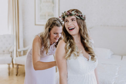 Hochzeitskleid anziehen - Hochzeitsfotograf Berlin