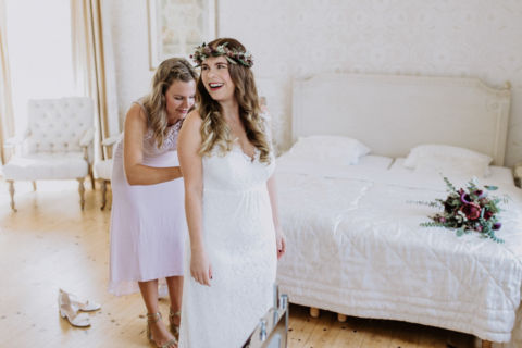 Hochzeitsfotograf Berlin: Hochzeitskleid schließen