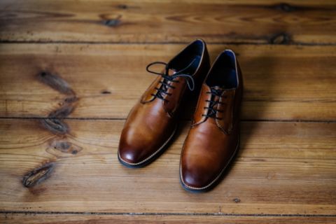 Hochzeitsfotograf Berlin: Braune Schuhe Bräutigam