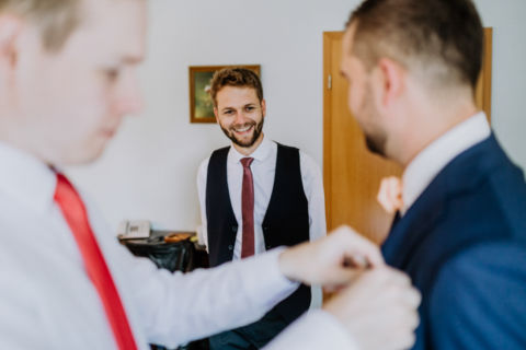 Bräutigam und Trauzeuge im Hochzeitsfoto