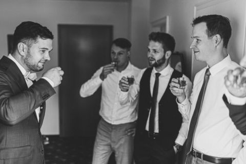 Hochzeitsbild: Bräutigam und Trauzeugen stoßen an