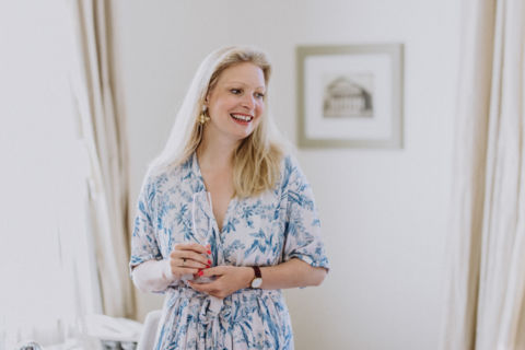 Trauzeugin lächelt - Hochzeitsfotografie Berlin