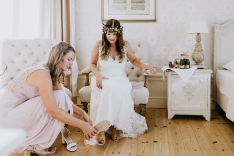 Hochzeitsfotograf Berlin: Schuhe anziehen der Braut