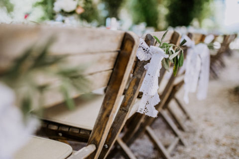 Stuhldekoration während einer Hochzeit - Fotografie