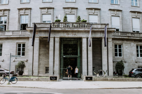 Hochzeitsfoto: Eingang zum Standesamt