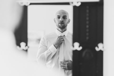 Hochzeitsfotograf Berlin: Richten der Krawatte