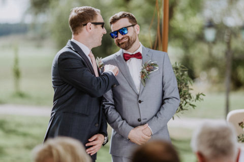 Hochzeitsfotograf Berlin: Bräutigam spricht mit Trauzeugen