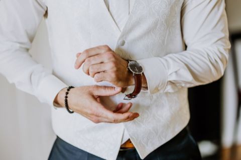 Hochzeitsfotograf Berlin: Bräutigam legt Uhr an