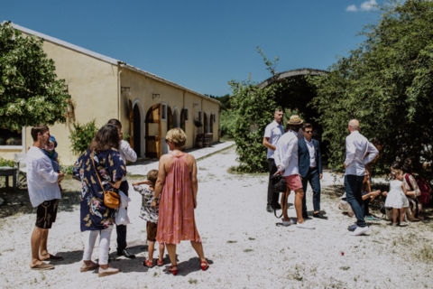 Fotoaufnahme von diversen Hochzeitsgästen in Konversationen