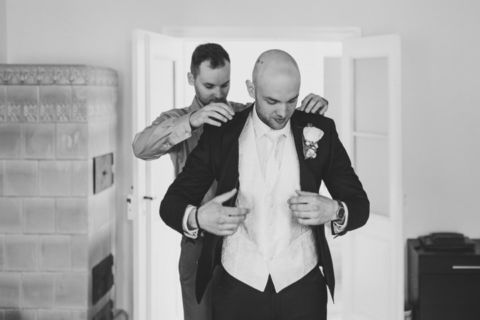 Hochzeitsfotograf Berlin: Richten des Jackets