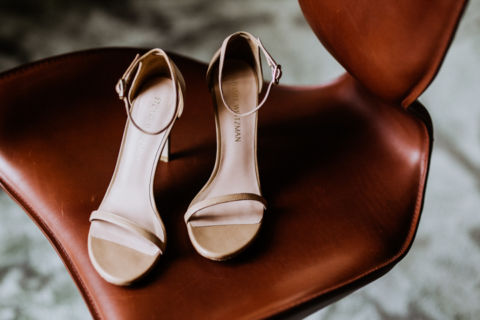 Hochzeitsfoto der Schuhe der Braut