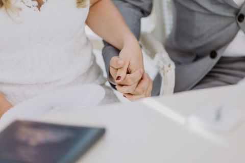 Hochzeitsfotograf Berlin: Hände halten am Traualtar