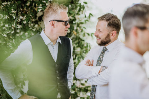 Hochzeitsgast und Bräutigam im Gespräch