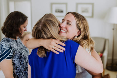 Hochzeitsfotografie Berlin: Umarmung der Braut vor der Hochzeit