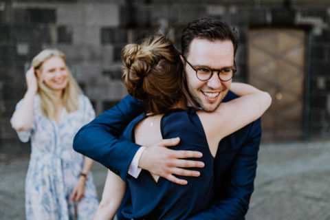 Hochzeitsfotografie Berlin: Umarmung des Bräutigams
