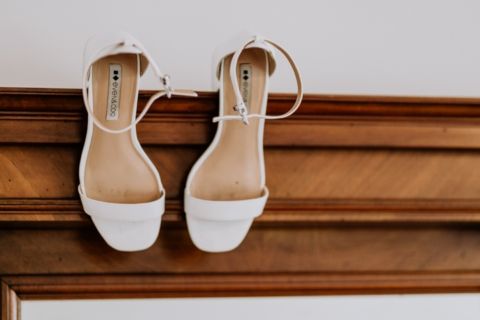 Hochzeitsfotograf Berlin: Brautschuhe in weiß