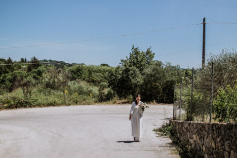 Fotoaufnahme der Braut auf dem Weg zur Hochzeit