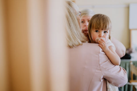 Kind während Hochzeitsfeier: Fotoaufnahme