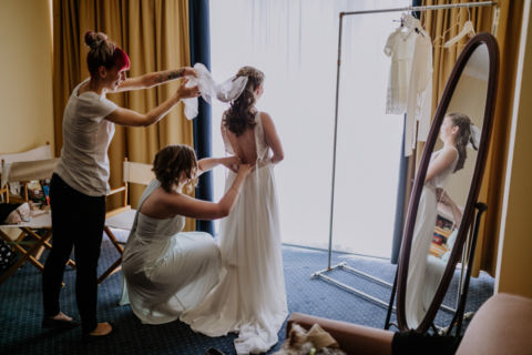 Hochzeitsfotografie der Anprobe des Brautkleids