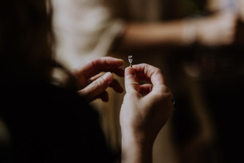 Hochzeitsfoto: Ehering in der Hand