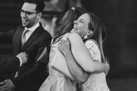 Hochzeitsfotografie Berlin: Umarmung der Braut