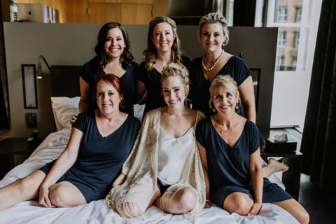 Braut und Brautjungfern auf einem Bett - Hochzeitsfotografie