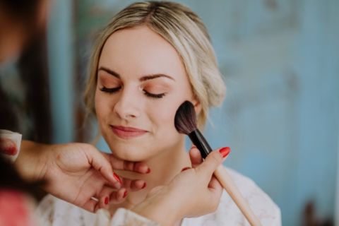 Make-up und Puder für die Braut - Hochzeitsfotograf Berlin