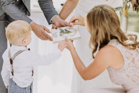 Hochzeitsfotograf Berlin: Junge überreicht Ehering