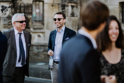 Hochzeitsfotografie Berlin: Hochzeitsgäste im Dialog