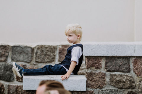 Hochzeitsfotograf Berlin: Kleiner Junge lehnt an Wand