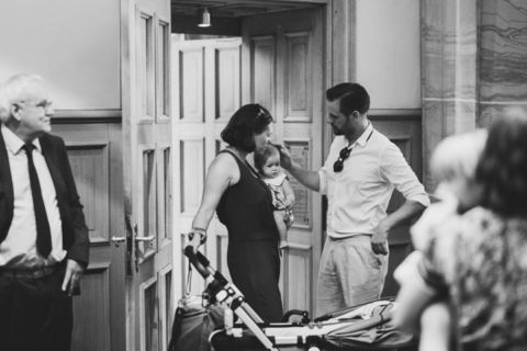 Kind wird von Bräutigam gestreichelt - Hochzeitsfotografie Berlin