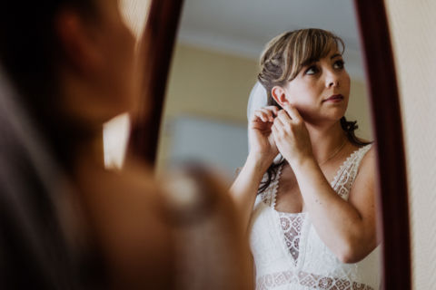 Hochzeitsschmuck anlegen - Foto der Braut