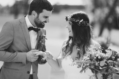 Hochzeitsfotograf Berlin: Ehepaar hält Händchen