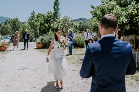 Fotoaufnahme des wartenden Bräutigams mit Braut