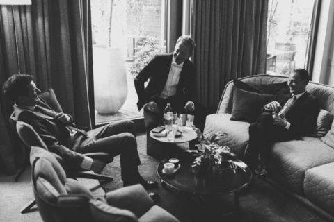 Hochzeitsfoto der Trauzeugen im Gespräch