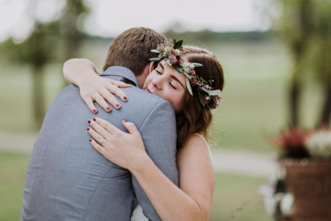 Hochzeitsfotograf Berlin: Umarmung der Ehepartner