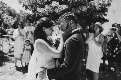 Schwarz-weiß Fotografie während Hochzeitskuss