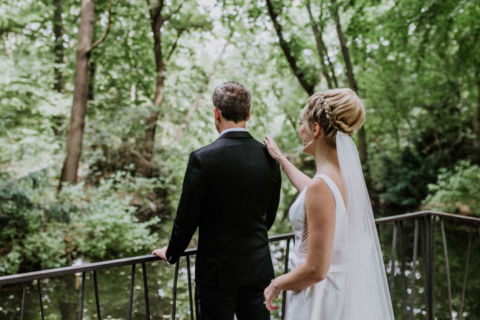 Hochzeitsfoto am See: Braut und Ehemann