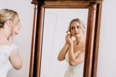 Hochzeitsfotografie Berlin: Braut vor Spiegel