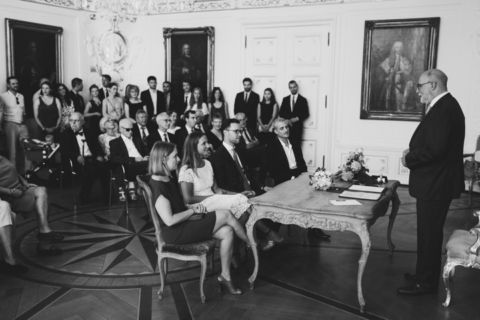 Schwarz-weiß Hochzeitsfotografie Berlin: Standesamt mit Trauredner